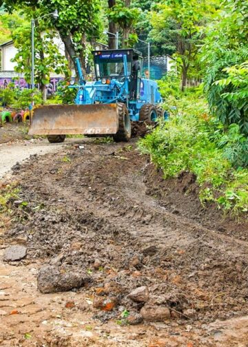 Alcaldía de Santa Ana Centro continúa mejorando caminos vecinales en cantón Natividad