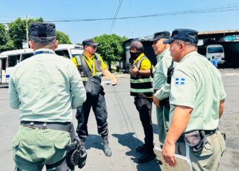 Operativos en Santa Tecla incluyen notificaciones a rutas 42-B y 101-B por desorden vial
