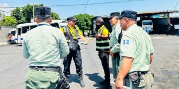 Operativos en Santa Tecla incluyen notificaciones a rutas 42-B y 101-B por desorden vial