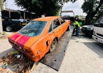 Santa Tecla impulsa el orden urbano y el comercio local con retiro de vehículos abandonados y mejoras en el Mercadito Tecleño