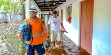 Evacuan a más de 50 personas por fuerte oleaje en La Libertad