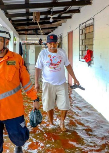 Evacuan a más de 50 personas por fuerte oleaje en La Libertad