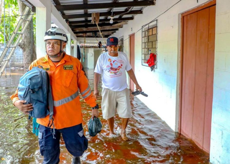 Evacuan a más de 50 personas por fuerte oleaje en La Libertad