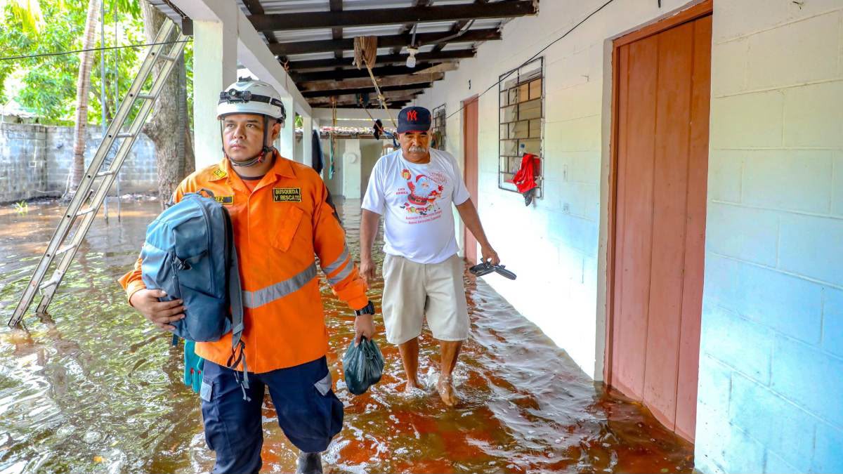 Evacuan a más de 50 personas por fuerte oleaje en 