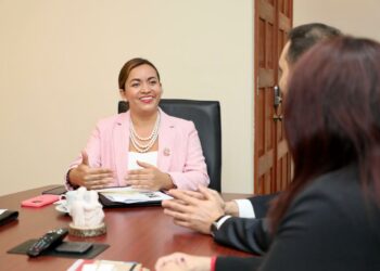 Encabezan coordinación con el CICR para fortalecer la atención a migrantes y personas desplazadas en El Salvador