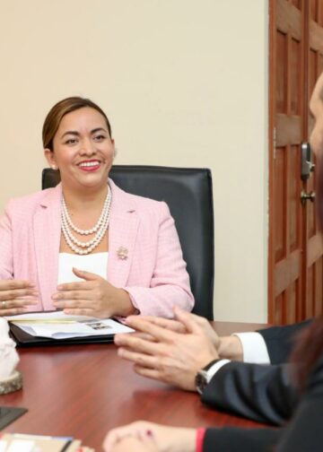Encabezan coordinación con el CICR para fortalecer la atención a migrantes y personas desplazadas en El Salvador