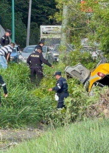 Aparatoso vuelco de taxi en la autopista a Comalapa termina sin víctimas
