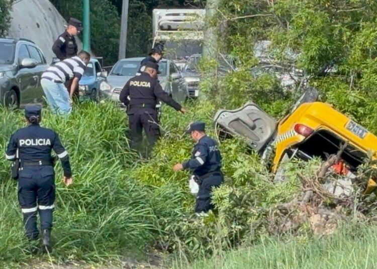 Aparatoso vuelco de taxi en la autopista a Comalapa termina sin víctimas