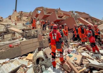 Equipo salvadoreño ayuda a rescatar con vida a víctima de los terremotos en Venezuela