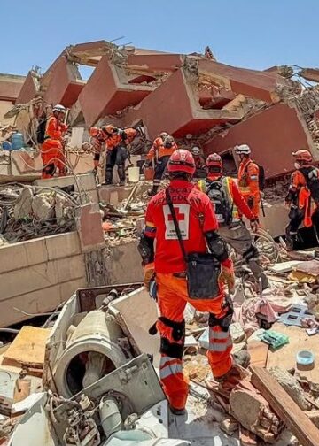 Equipo salvadoreño ayuda a rescatar con vida a víctima de los terremotos en Venezuela