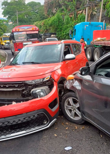 Múltiple accidente vial en calle Agua Caliente, Soyapango