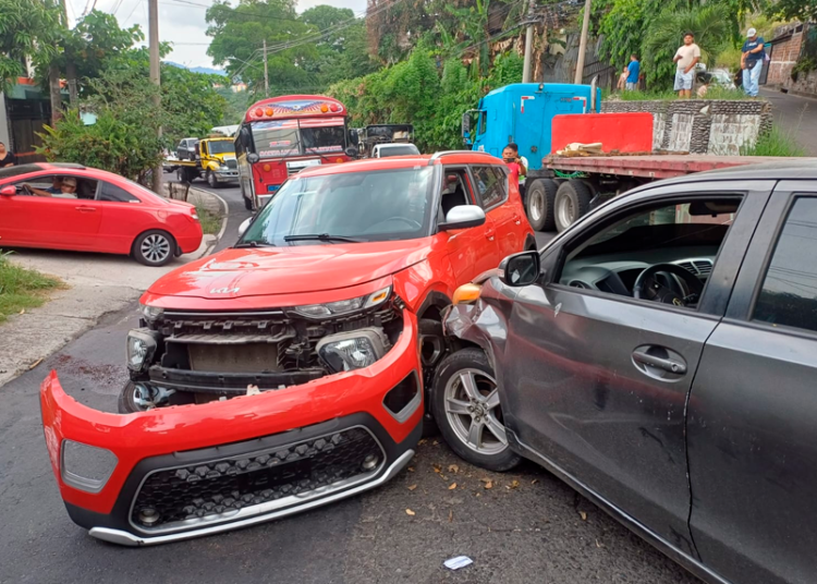 Múltiple accidente vial en calle Agua Caliente, Soyapango