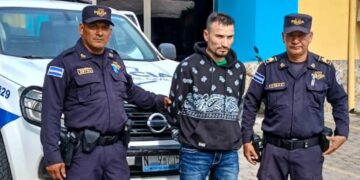 Detienen a prófugo de la justicia al ingresar al país por el Aeropuerto Internacional