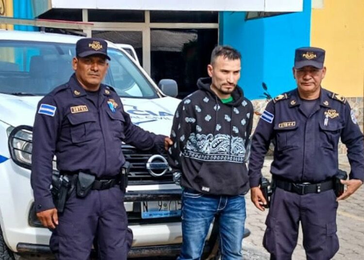 Detienen a prófugo de la justicia al ingresar al país por el Aeropuerto Internacional