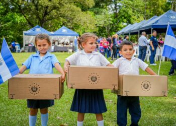 82 alumnos con doble nacionalidad de Chalatenango Sur reciben sus paquetes escolares