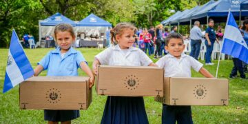 82 alumnos con doble nacionalidad de Chalatenango Sur reciben sus paquetes escolares