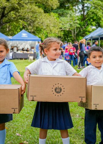 82 alumnos con doble nacionalidad de Chalatenango Sur reciben sus paquetes escolares