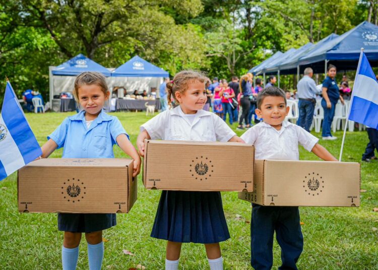 82 alumnos con doble nacionalidad de Chalatenango Sur reciben sus paquetes escolares