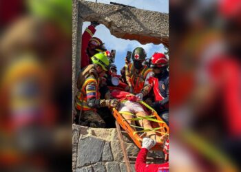 Salvadoreños y peruanos rescatan a venezolana bajo los escombros