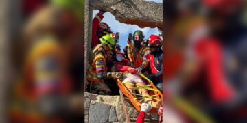 Salvadoreños y peruanos rescatan a venezolana bajo los escombros