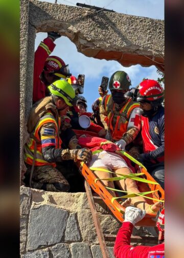 Salvadoreños y peruanos rescatan a venezolana bajo los escombros
