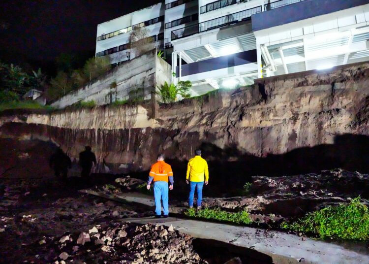 Deslizamiento potencial obliga a desalojar residentes de condominio Panamericana