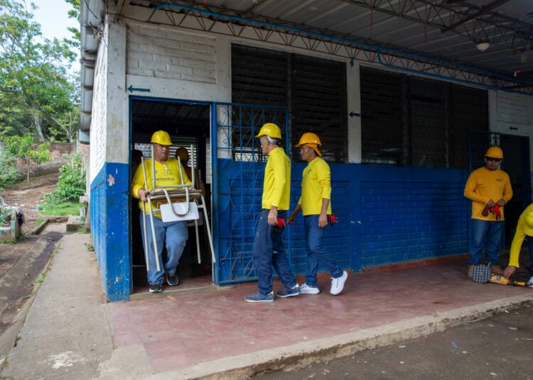 Reos reconstruyen el Centro Escolar Cantón San Antonio