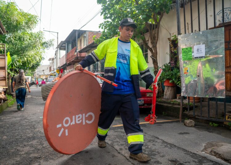 Jornada de limpieza mejora el entorno en comunidad Hermosa Provincia