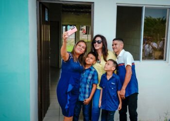 Entregan nuevas casas a 52 familias de Acajutla
