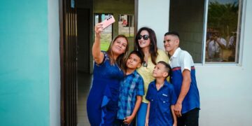 Entregan nuevas casas a 52 familias de Acajutla