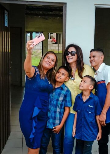 Entregan nuevas casas a 52 familias de Acajutla