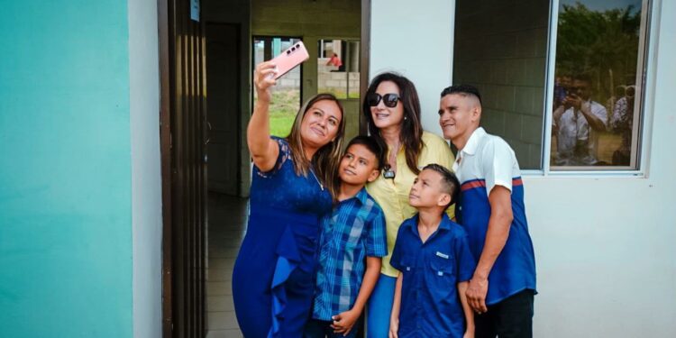 Entregan nuevas casas a 52 familias de Acajutla