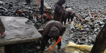 Marina Nacional apoya con trabajos preventivos en canal de desagüe de playa Conchalío