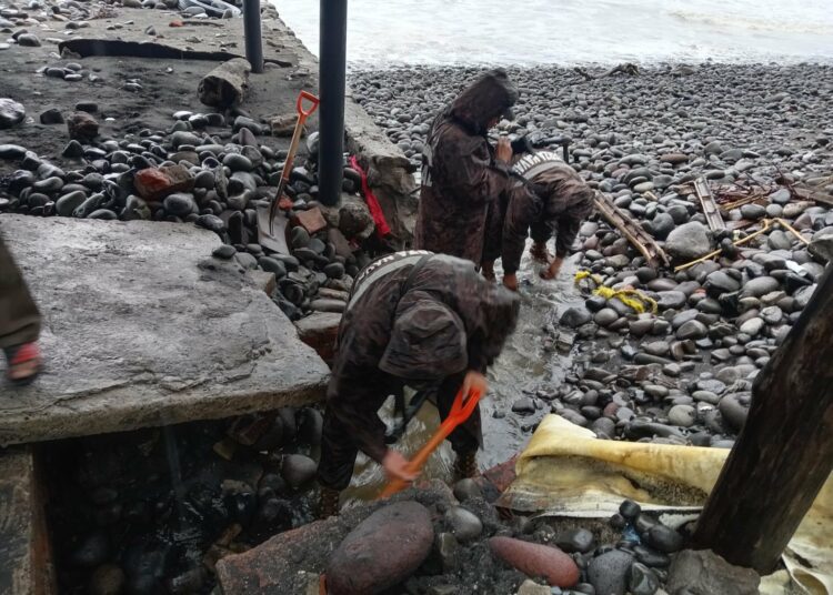 Marina Nacional apoya con trabajos preventivos en canal de desagüe de playa Conchalío