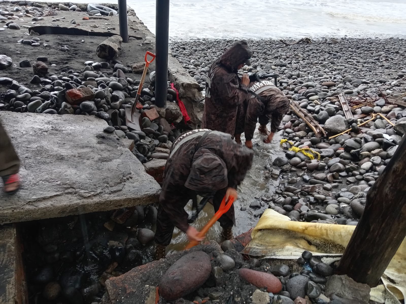 Marina Nacional apoya con trabajos preventivos en canal de desagüe de playa Conchalío