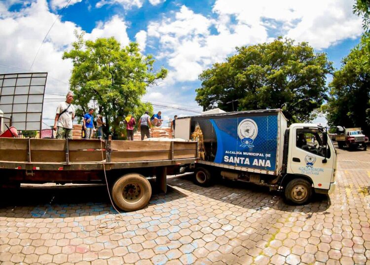 Municipalidad entrega a comunidades de Santa Ana Centro materiales de construcción para obras