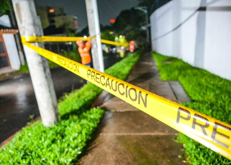 Más de 40 apartamentos son evacuados tras colapso de muro en condominio Panamericana