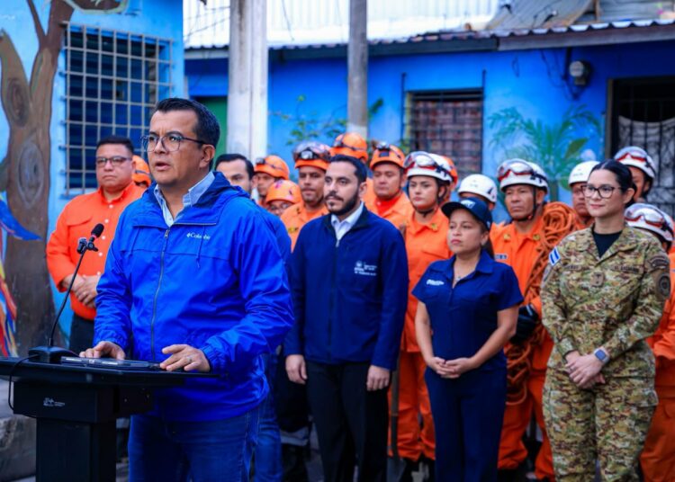 Autoridades intensifican operativos ante el impacto de la tormenta tropical Cristina en El Salvador