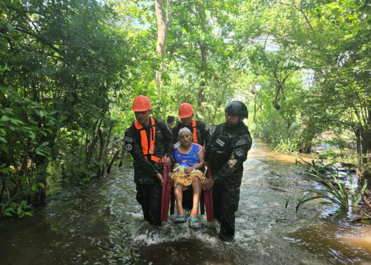 Familias dejan sus hogares y buscan refugio ante el impacto de Cristina