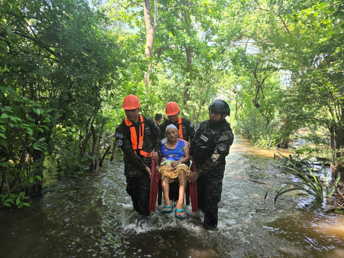 Familias dejan sus hogares y buscan refugio ante e