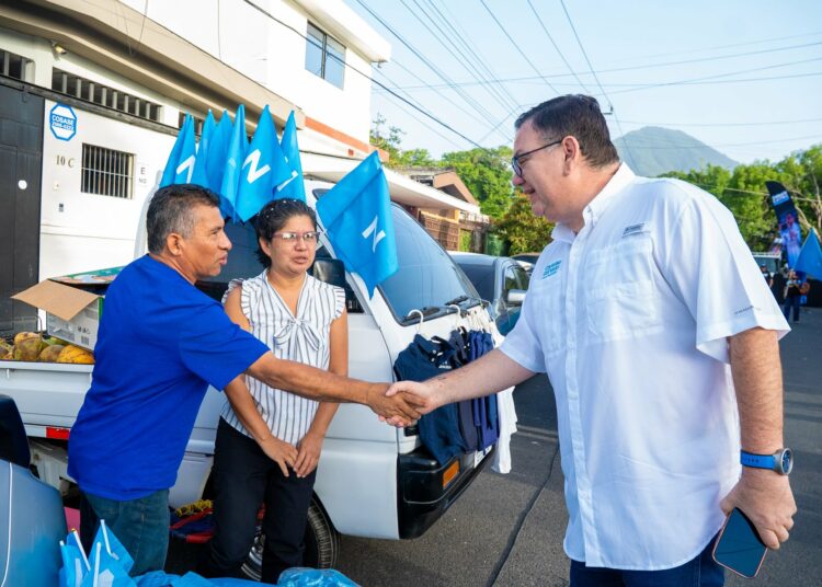 Christian Guevara inscribe su candidatura como diputado por San Salvador