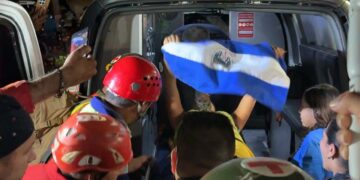 Camila vuelve a ver la luz: contingente salvadoreño culmina rescate de más de 13 horas en Venezuela