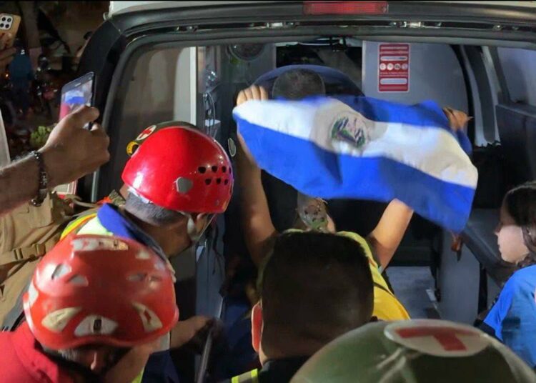 Camila vuelve a ver la luz: contingente salvadoreño culmina rescate de más de 13 horas en Venezuela