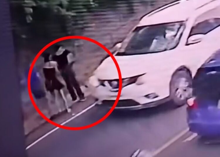 Cámara capta el momento en que motociclista atropella a varias personas en Cuscatancingo