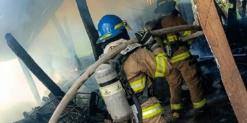 Incendio en bodega de vivienda fue controlado por Bomberos en Cabañas