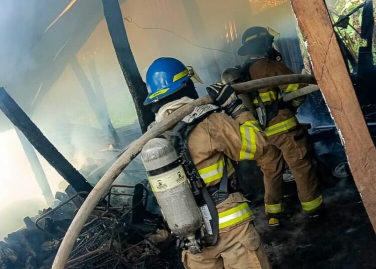 Incendio en bodega de vivienda fue controlado por Bomberos en Cabañas