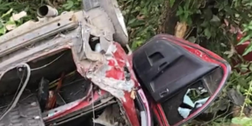 Percance vial en Morazán deja un vehículo en el fondo de un precipicio
