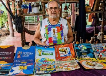 Salvadoreño conserva más de 50 años de historia de los mundiales en una sola colección