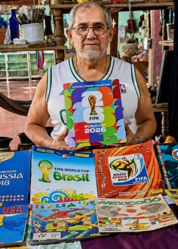 Salvadoreño conserva más de 50 años de historia de los mundiales en una sola colección