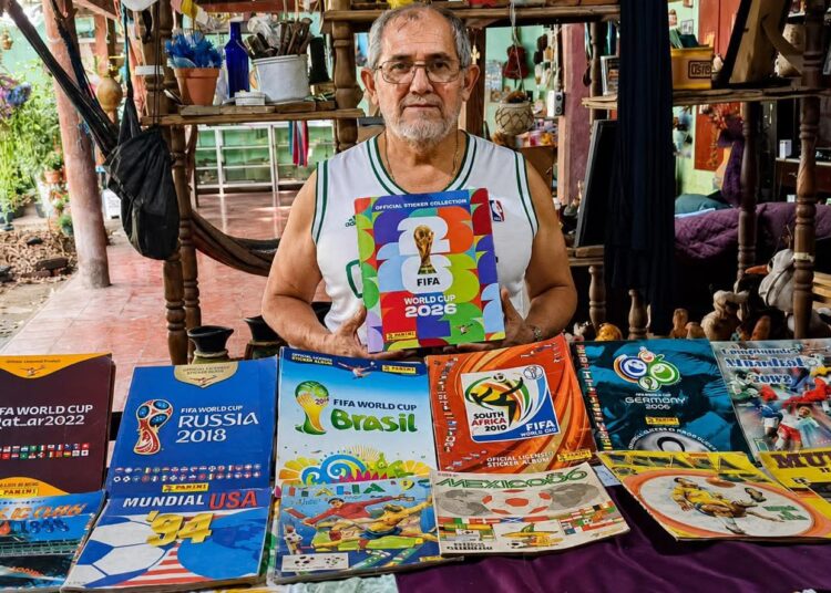 Salvadoreño conserva más de 50 años de historia de los mundiales en una sola colección
